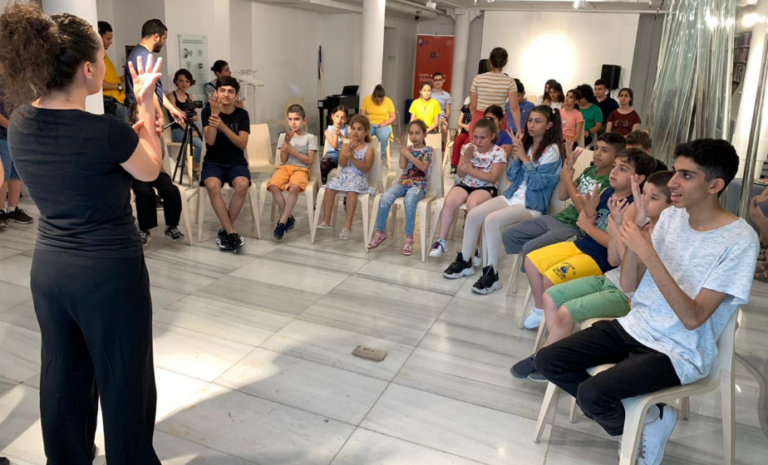 Birlik ve dayanışma temalı koro performansı görüntüsü.