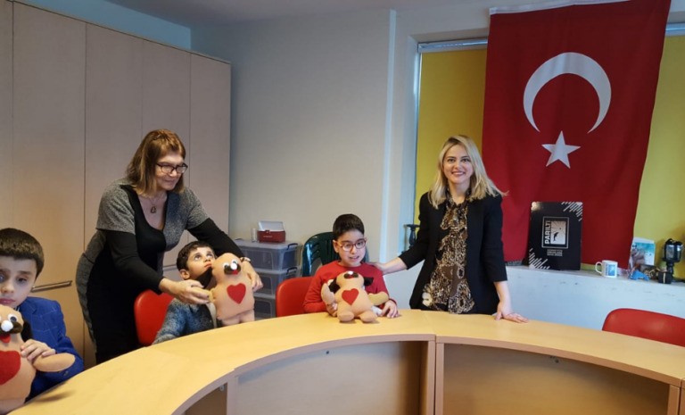 Peluş köpek yapımının adım adım öğretildiği yaratıcı atölye etkinliğinden görüntü.