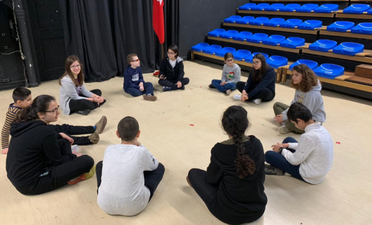 Parıltı Görmeyen Çocuklara Destek Derneği & Robert Koleji Ev Sahipliğinde Drama Atölyesi kapsamında düzenlenen yaratıcı drama çalışması.