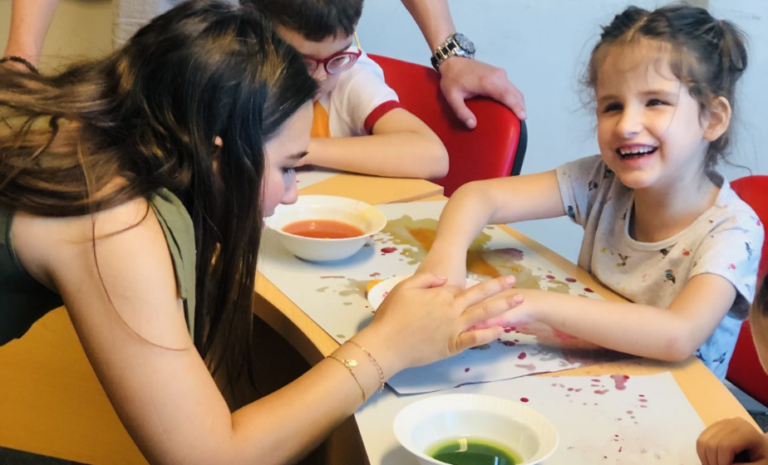 Katılımcıların doğal malzemelerle kumaş boyadığı sürdürülebilir sanat atölyesi ortamı.