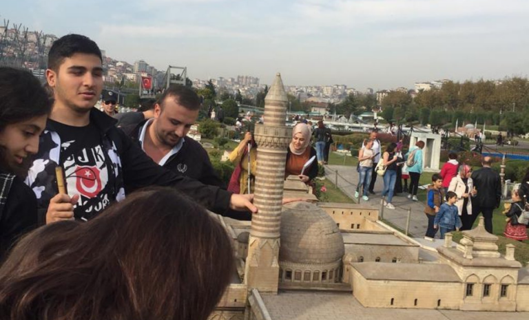Katılımcıların İBB’nin Beyaz Gezi kapsamında şehri keşfettiği etkinlikten bir görüntü