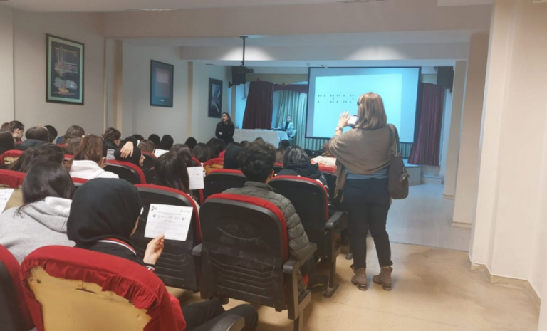 Parıltı Görmeyen Çocuklara Destek Derneği & Küçükyalı Mesleki Teknik ve Anadolu Lisesi iş birliğiyle düzenlenen etkinlik sırasında öğrencilerin katıldığı atölye çalışması.