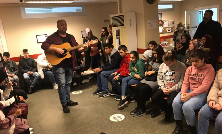 Katılımcıların MUFG Bank destekli Parıltı ritim atölyesinde bir araya geldiği etkinlik sahnesi