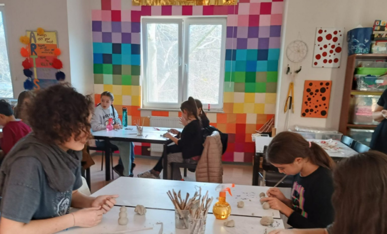 Parıltı Görmeyen Çocuklara Destek Derneği & Açı Okulları ile Sanat Atölye etkinliğinde çocukların sanat çalışmaları yaptığı an.