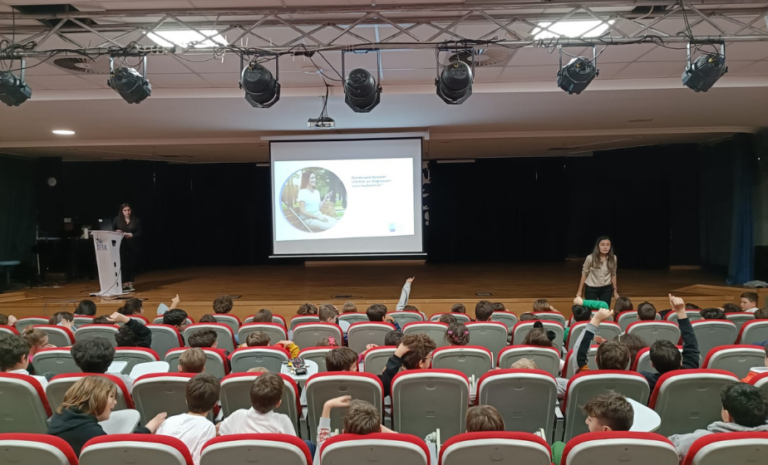 Parıltı Görmeyen Çocuklara Destek Derneği & İstek Okulları Sunum kapsamında gönüllülerin öğrencilere yaptığı farkındalık sunumu.