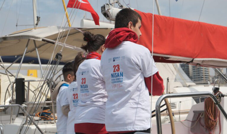 23 Nisan etkinlikleri kapsamında çocuklara yönelik düzenlenen yelken eğitiminden Four Points by Sheraton’da çekilmiş bir kare