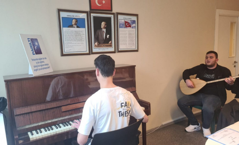 Kariyer ve Kişisel Gelişim kapsamında düzenlenen atölye çalışmasında öğrencilerin etkileşimli öğrenme sahnesi.