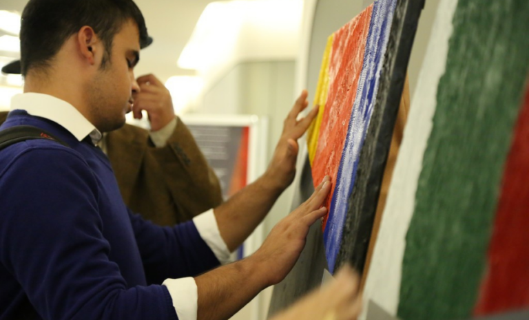 Ziyaretçilerin Hülya Düzenli’nin resimlerini incelediği sergi alanından görüntü