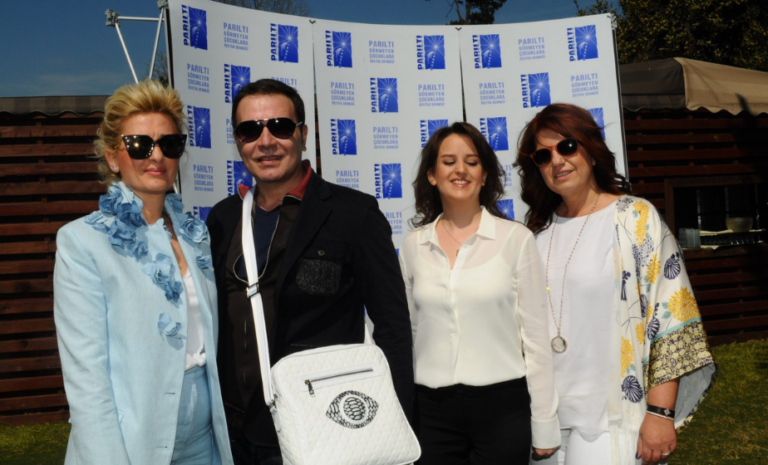 Emre Ertürk imzalı Parıltı çantaların sergilendiği tanıtım buluşmasından görüntü