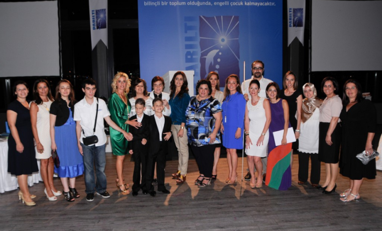 Parıltı Görmeyen Çocuklara Destek Derneği Geleneksel İftar Daveti sırasında davetlilerin iftar sofrasında bir araya geldiği an.