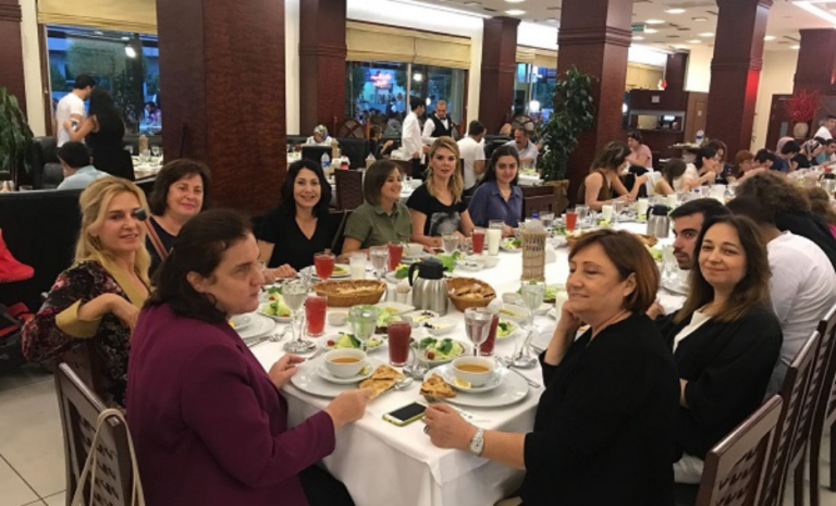 Parıltı Öğretmenleri İftar Daveti kapsamında gönüllülerin ve öğretmenlerin birlikte katıldığı toplu iftar sahnesi.