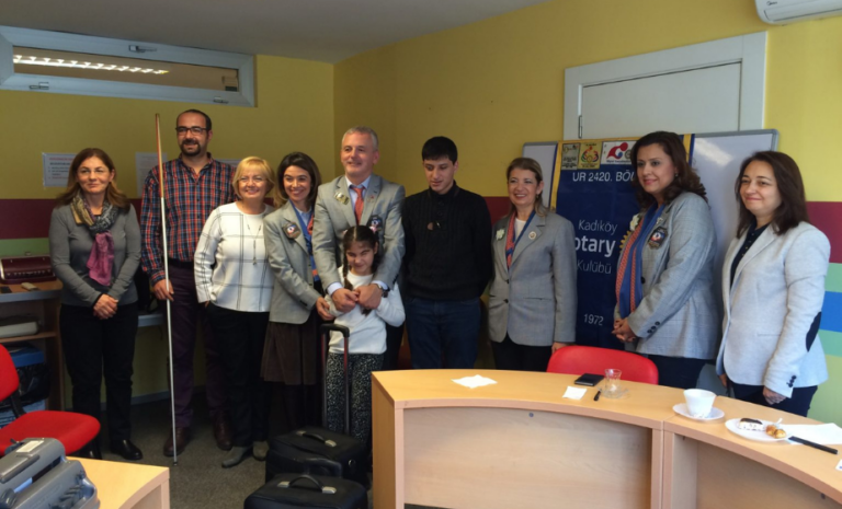 Dragos Rotary Global Grant Projesi Daktilo Eğitimi sırasında gönüllülerin çocuklara yazma eğitimi verdiği sahne.