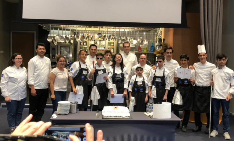 Mutfağa Dokun projesi sırasında çocukların yiyecekleri hissettiği, kokladığı ve tanıdığı duyusal etkinlik.