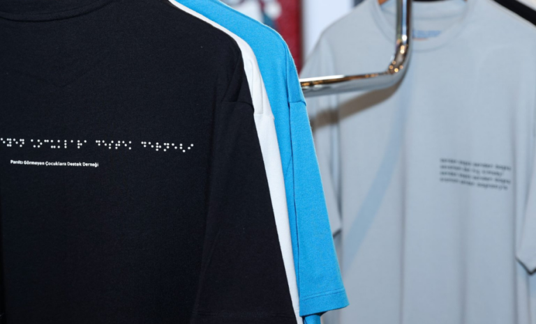 Hayat Dokunmayla Başlar Tişört Projesi için hazırlanan baskı tasarımlarının yer aldığı tişört örnekleri.