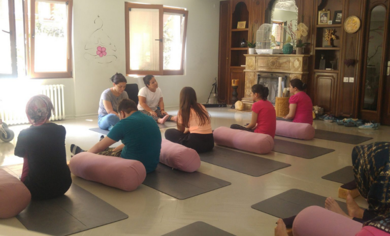 Yoga eğitimi etkinliği görüntüsü.