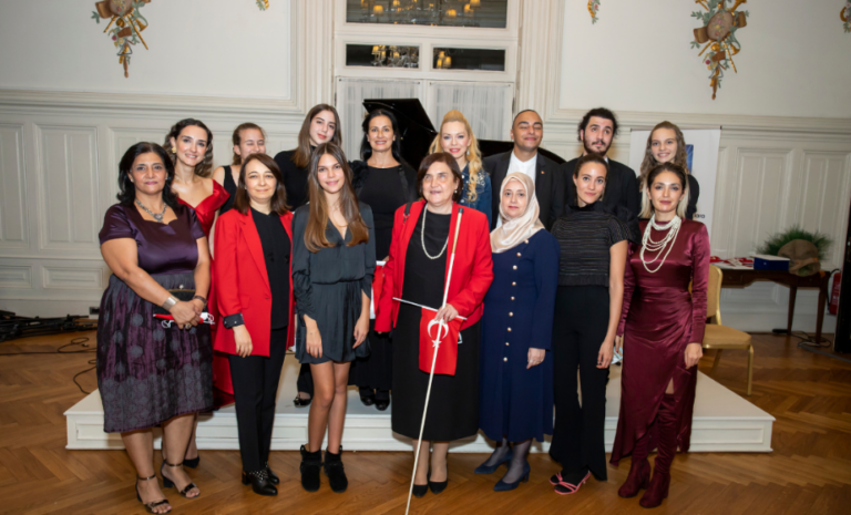 Parıltı Cumhuriyet Konseri sırasında sanatçıların sahne aldığı ve izleyicilerin konseri takip ettiği an.