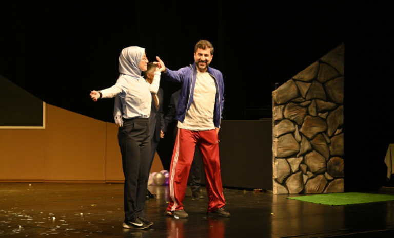 Hababam Sınıfı Parıltı’yla El Ele kapsamında düzenlenen etkileşimli etkinlik ve dayanışma atmosferi.