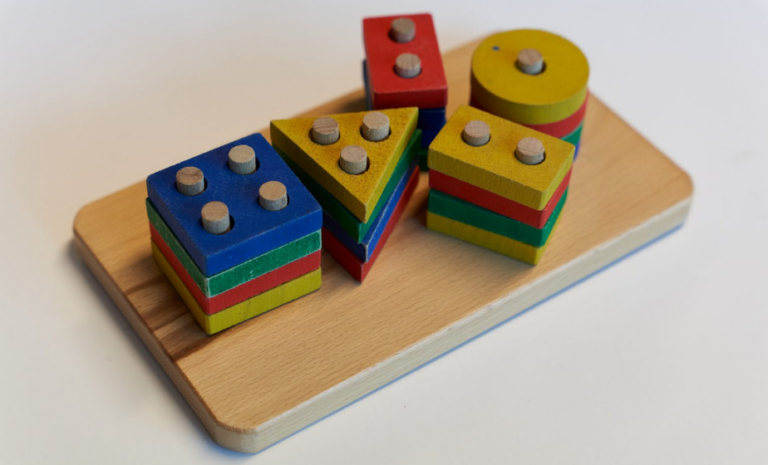 Dokunsal Materyal Atölyesi Kütüphane Projesi sırasında gönüllülerin çocuklara dokunsal okuma deneyimi sunduğu sahne.