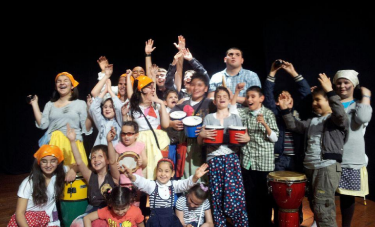 Katılımcıların ‘Tarih Şakacı Bir Çocuktur’ konseptli buluşmada yer aldığı anlatı odaklı etkinlik sahnesi.