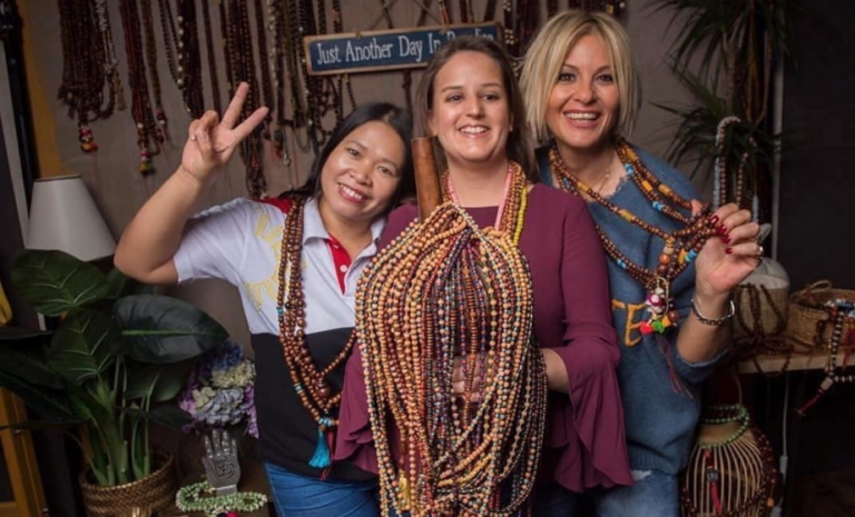 Kolye Bahane İyilik Şahane etkinliğinde katılımcıların kolye tasarlarken bir araya geldiği sıcak atmosfer.