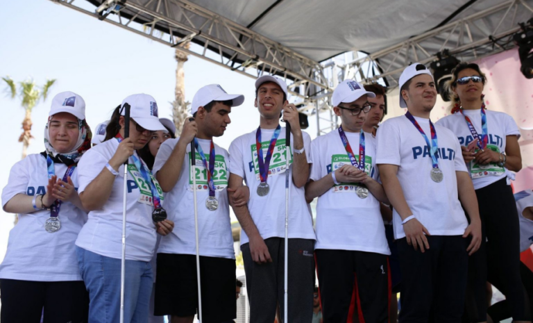 Geleneksel Bodrum Global Run sırasında katılımcıların Bodrum sahil hattında koştuğu görüntü.