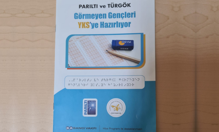 Parıltı ve Türgök Görmeyen Gençleri YKS’ye Hazırlıyor Projesi sırasında gönüllü öğretmenlerin öğrencilere destek verdiği sahne.