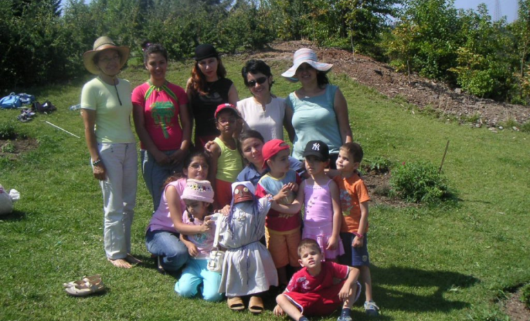 Nezahat Gökyiğit Botanik Bahçesi’nde çiçekler, ağaçlar ve bitkiler arasında yapılan eğitim etkinliği.