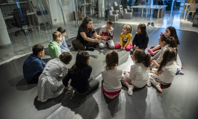 Masal Atölyesi etkinliğinde çocukların masal karakterlerini canlandırdığı yaratıcı çalışma.