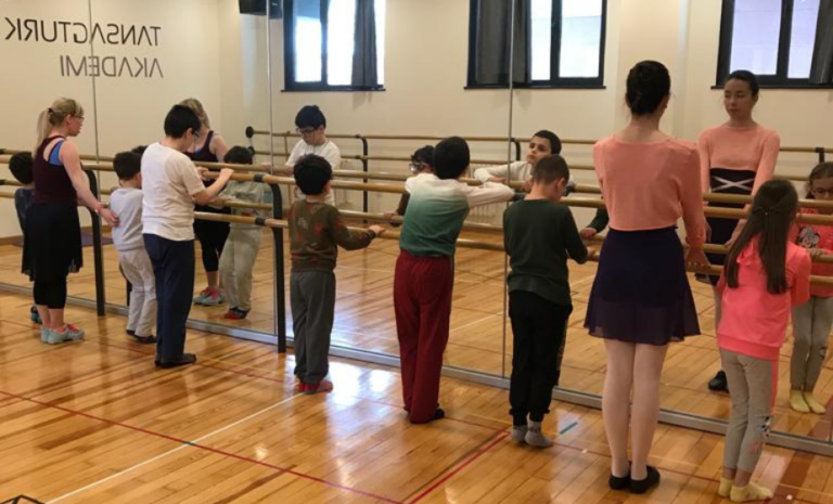 Parıltı Klasik Bale Eğitimi sırasında çocukların ritim ve denge çalışmalarıyla pratik yaptığı sahne.