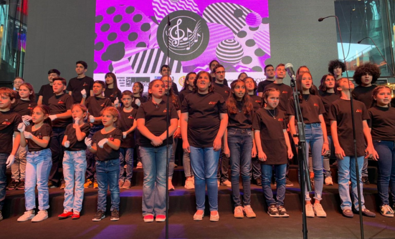 Birlik ve dayanışma temalı koro performansı görüntüsü.