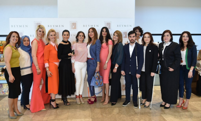 Parıltı Oda Kokusu setinin kutu ve şişe tasarım detaylarının yer aldığı çekim.