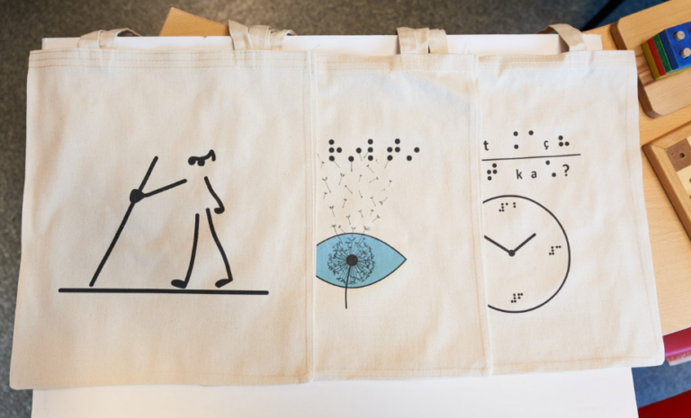 Parıltı Çantaları projesinde gönüllülerin çanta hazırlık sürecinde çalıştığı an.