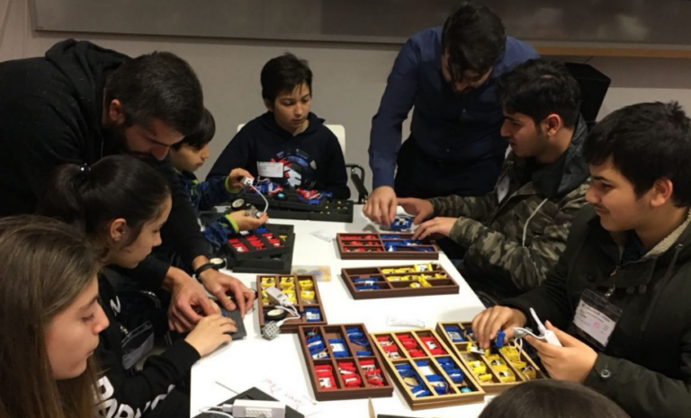 Parıltı Görmeyen Çocuklara Destek Derneği & YGA & Microsoft Twin Bilim Şenliği kapsamında düzenlenen teknoloji ve bilim atölyeleri.