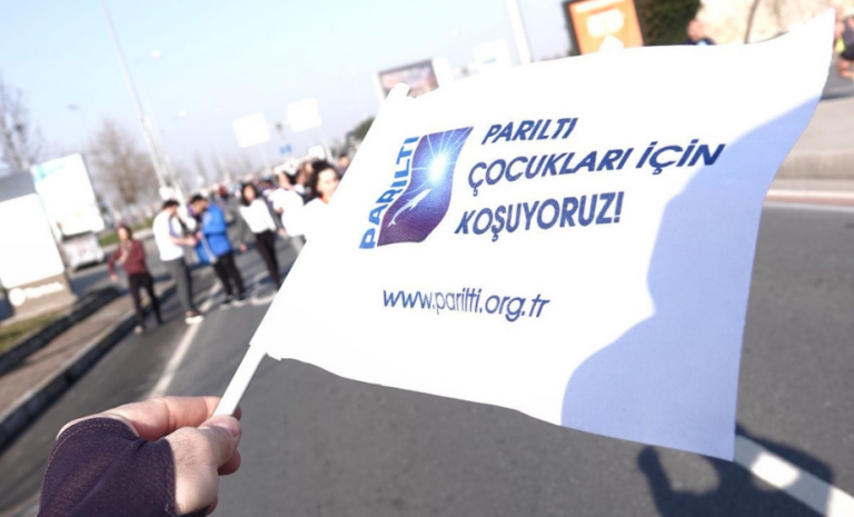 N Kolay 16. İstanbul Maratonu ve Sanal Maratonu için hazırlanan koşu alanı ve katılımcılar.