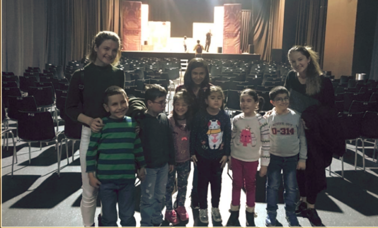 Uniq’te sahnelenen Çizmeli Kedi tiyatrosu görüntüsü.