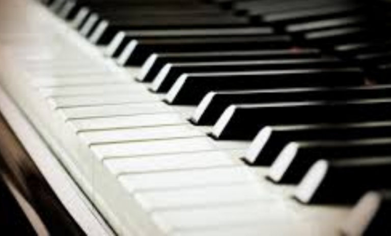 Öğrencilerin Çolpan Metin ile birlikte çalıştığı interaktif müzik dersi ortamı.