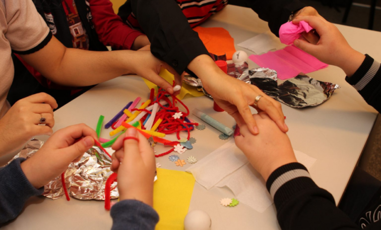 Parıltı Görmeyen Çocuklara Destek Derneği & Experian Yılbaşı Etkinliği kapsamında düzenlenen hediye dağıtımı ve kutlama atmosferi.