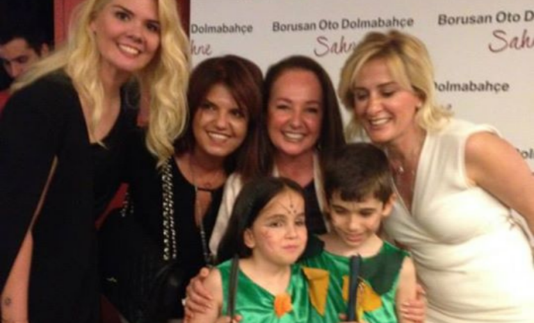 Parıltı Görmeyen Çocuklara Destek Derneği & Borusan Holding Tiyatro Oyunu etkinliğinde çocukların tiyatro gösterisini izlediği an.