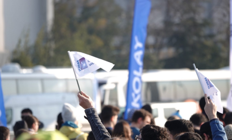 N Kolay 43. İstanbul Yarı Maratonu etkinliğinde toplu koşu atmosferi ve katılımcılar.