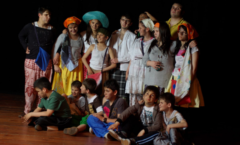 arih Şakacı Bir Çocuktur’ tiyatro oyunu görüntüsü.