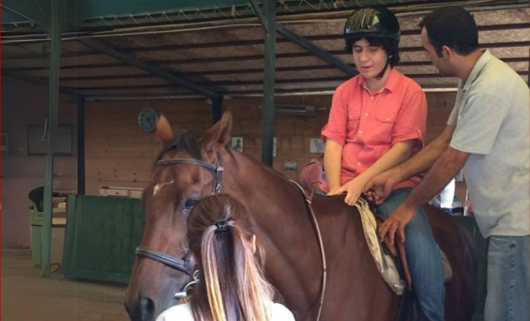 Göllü At Çiftliği’ndeki binicilik dersi görüntüsü