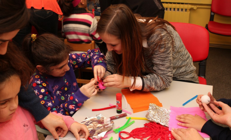 Parıltı Görmeyen Çocuklara Destek Derneği & Global Holding Yılbaşı Ağacı Süsleme Etkinliği kapsamında düzenlenen yeni yıl temalı etkinlik alanı.