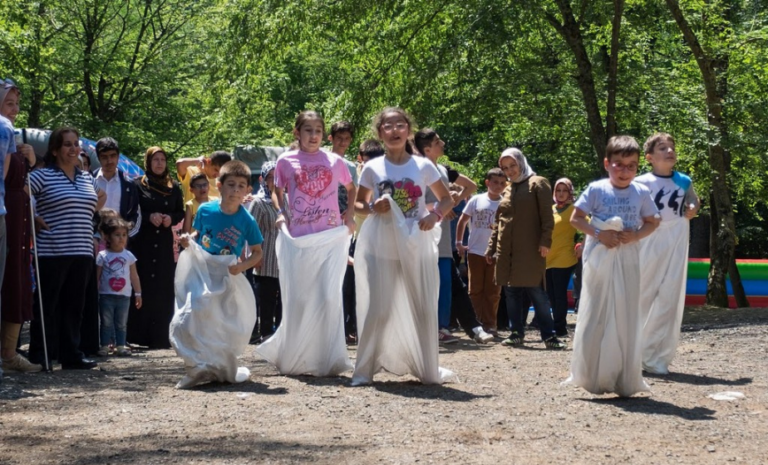 Parıltı Çocuk Karnavalı’nda çocukların renkli oyun alanlarında eğlenceli vakit geçirdiği an.
