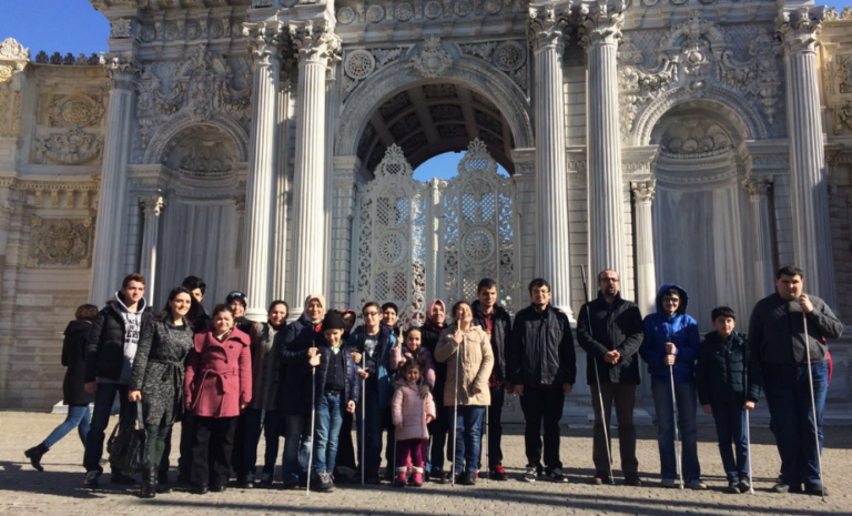 Dolmabahçe Sarayı’nda gerçekleştirilen tarihi ve kültürel gezi etkinliğinden bir kare