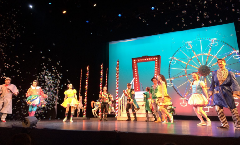 Lunapark Gezegeni’ tiyatro oyunu görüntüsü.