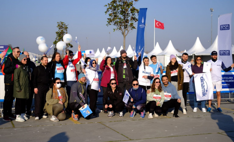 N Kolay 17. İstanbul Yarı Maratonu etkinliğinde toplu koşu atmosferi ve katılımcılar.