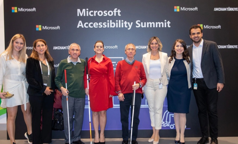 Katılımcıların Microsoft’un erişilebilirlik temalı zirvesinde bir araya geldiği etkinlik sahnesi.