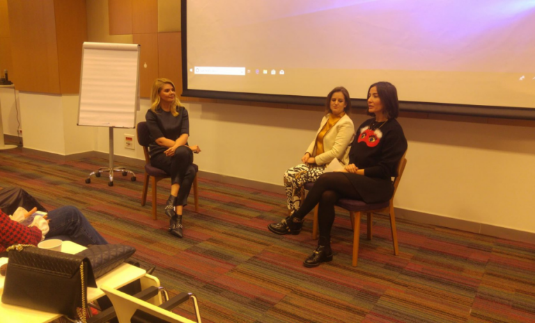 Katılımcıların ‘Uyan’ kitabının yazarı Özden Yılmaz’ı dinlediği söyleşi ortamından bir kare.