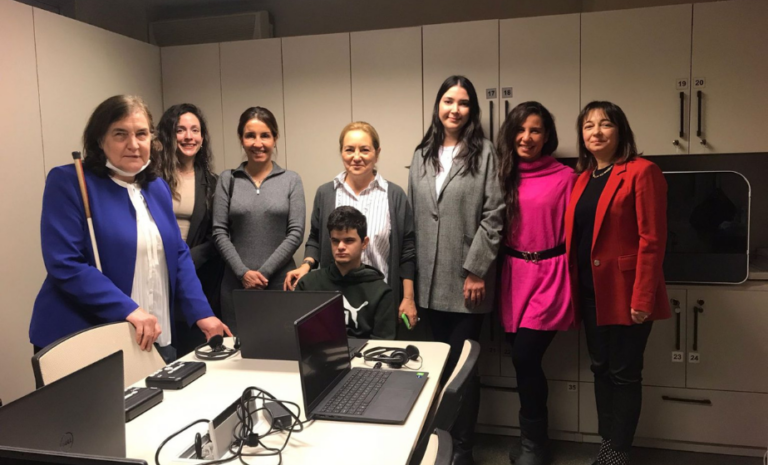 Givaudan Teknoloji Sınıfı’nda kullanılan bilgisayar, tablet ve diğer teknolojik materyallerin bulunduğu eğitim ortamı