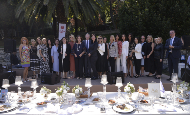 Konukların İtalyan Konsolosluğu’nda gerçekleşen öğle yemeği etkinliğinde bir araya geldiği anlardan görüntü